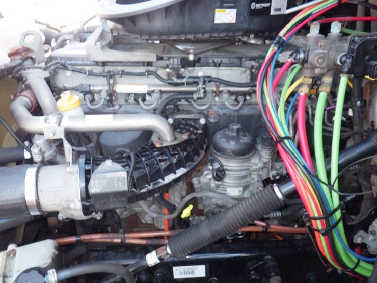 2019-freightliner-cascadia-126-image-14