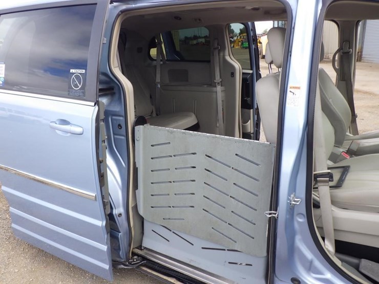 2013-chrysler-town-&-country-image-9