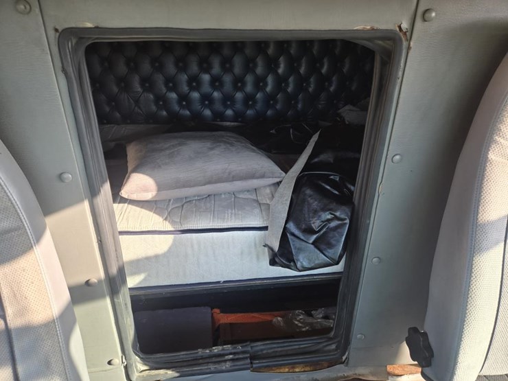 1997-freightliner-fl60-image-44