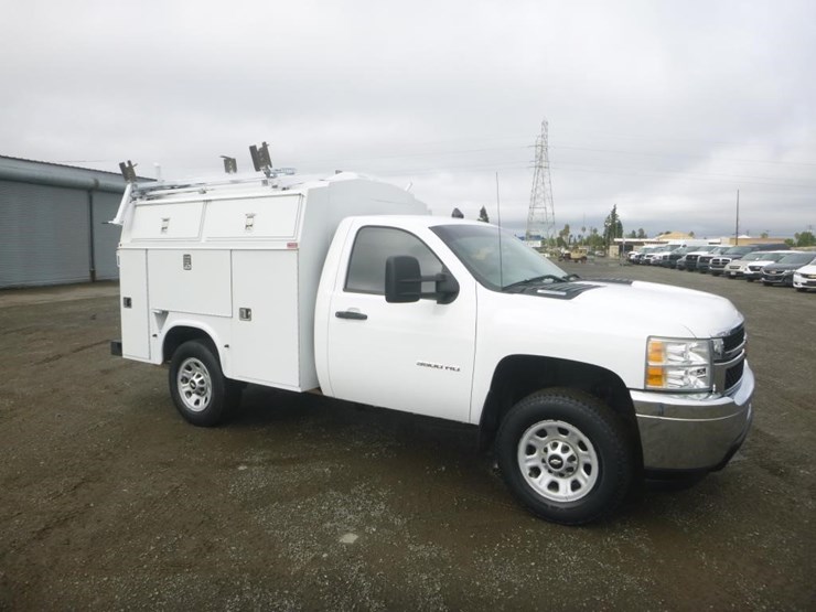 2012-chevrolet-3500-image-2