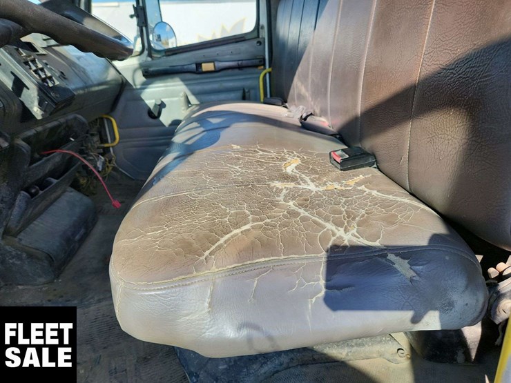2001-freightliner-fl80-image-51
