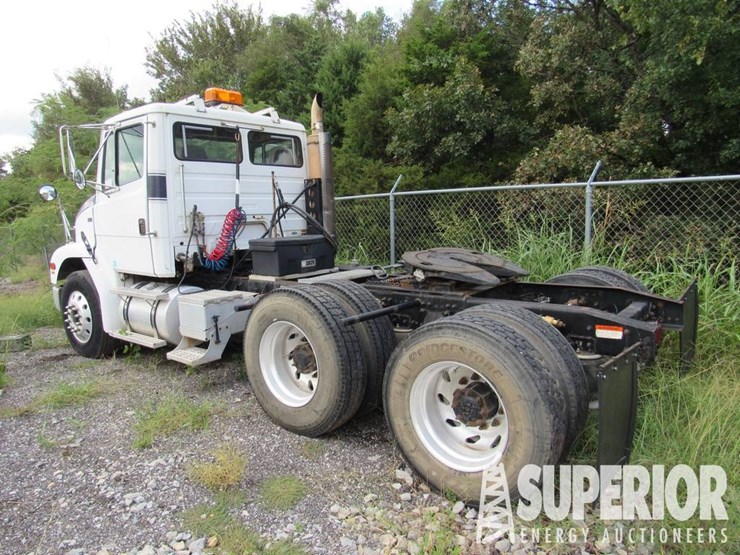2000-freightliner-fl112-image-4