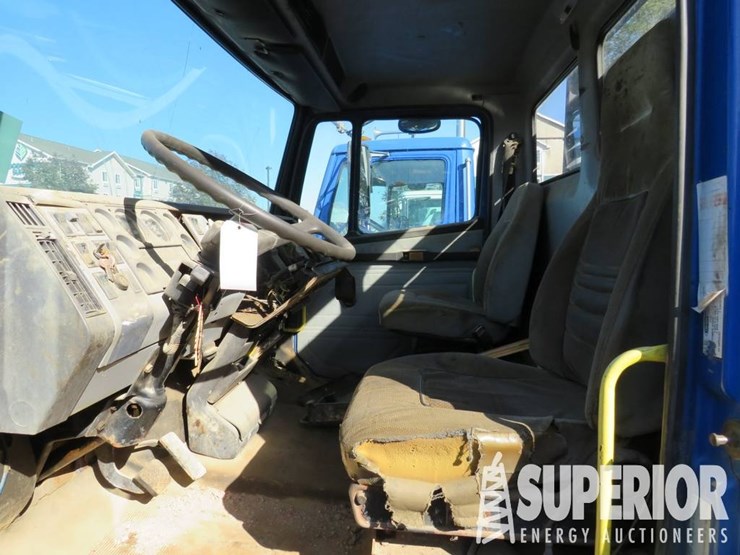 1997-freightliner-fl106-image-6
