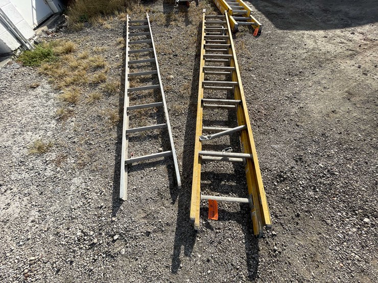 #1900-•-werner-fiberglass-extension-ladder-image-1
