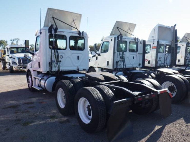 2018-freightliner-cascadia-126-image-9