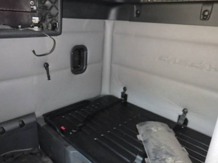 2019-freightliner-cascadia-126-image-12