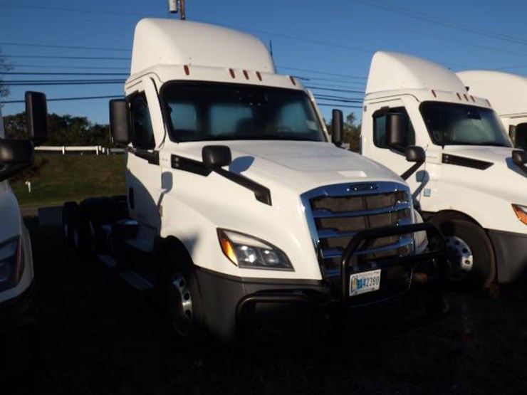 2022-freightliner-cascadia-126-image-3