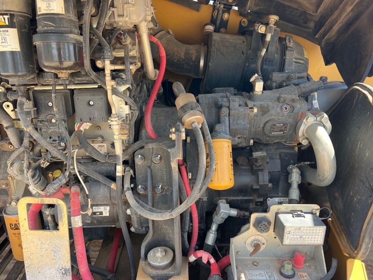 2018-caterpillar-tl1055d-image-22