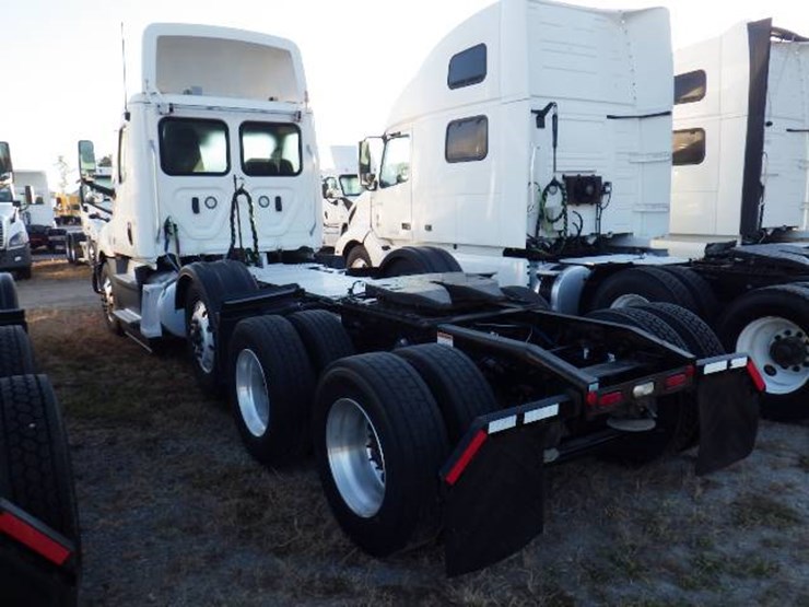 2022-freightliner-cascadia-126-image-10