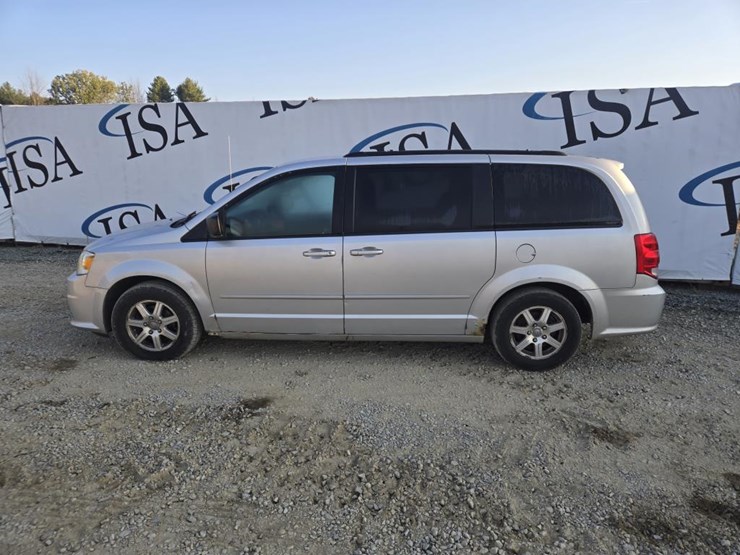 2011-dodge-grand-caravan-image-2