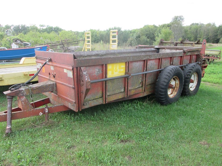 #5042-•-h-&-s-tandem-manure-spreader-image-1
