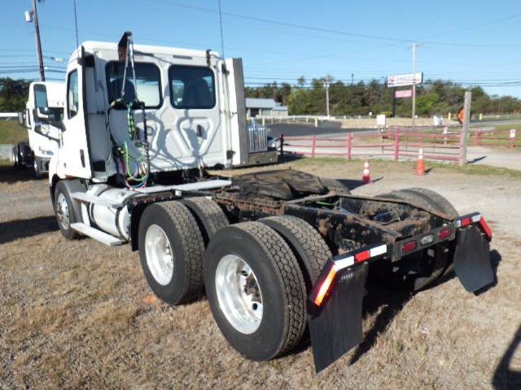 2019-freightliner-cascadia-116-image-7