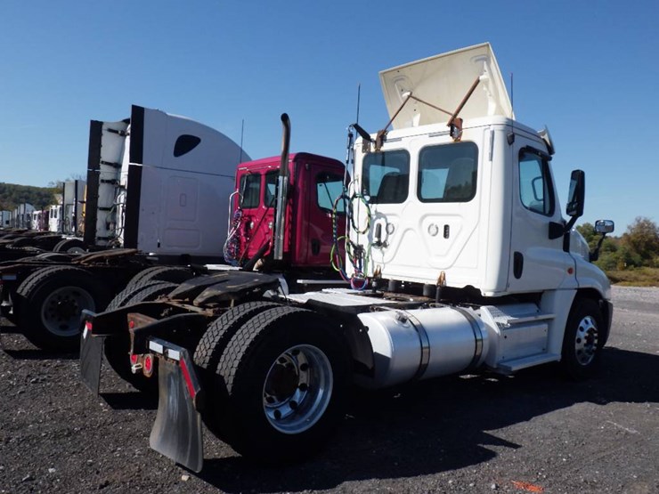 2018-freightliner-cascadia-125-image-3