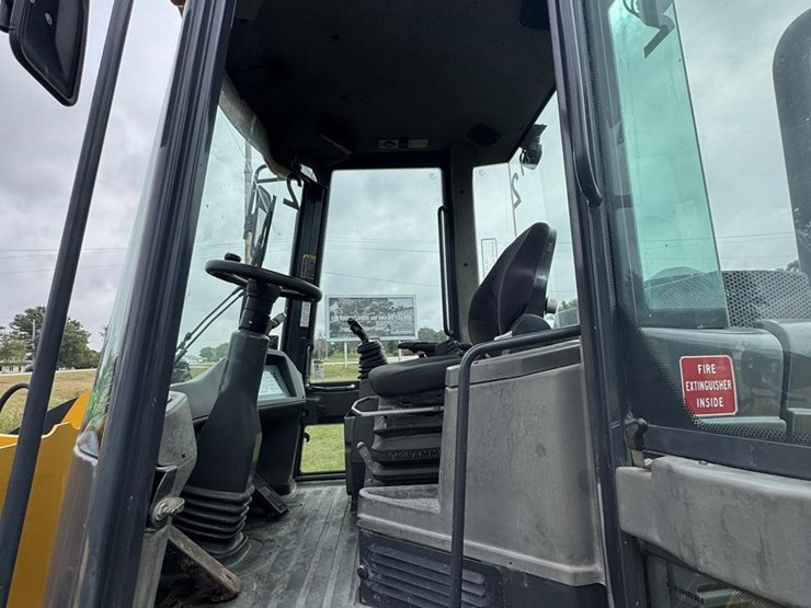 2010-deere-244j-image-40