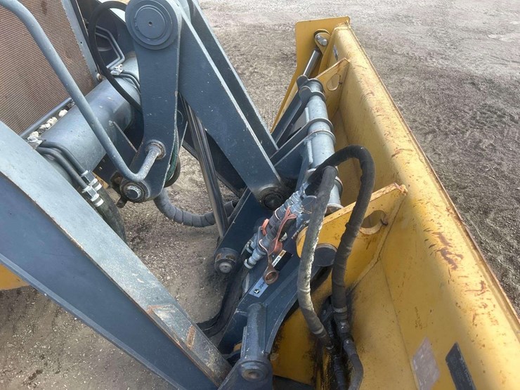 2015-deere-410l-image-11