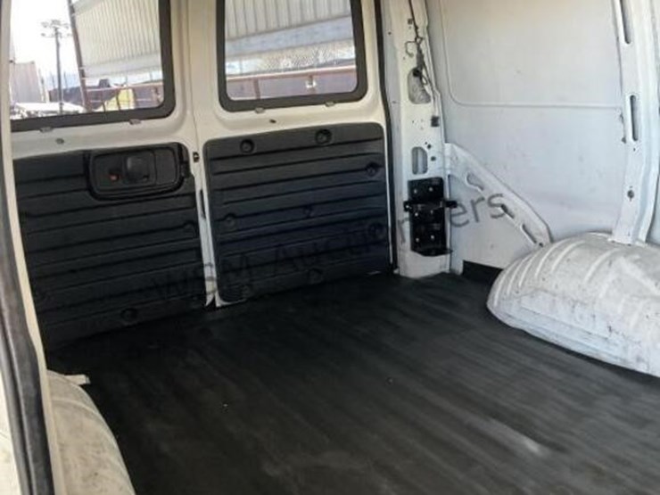 2011-chevrolet-express-2500-image-11