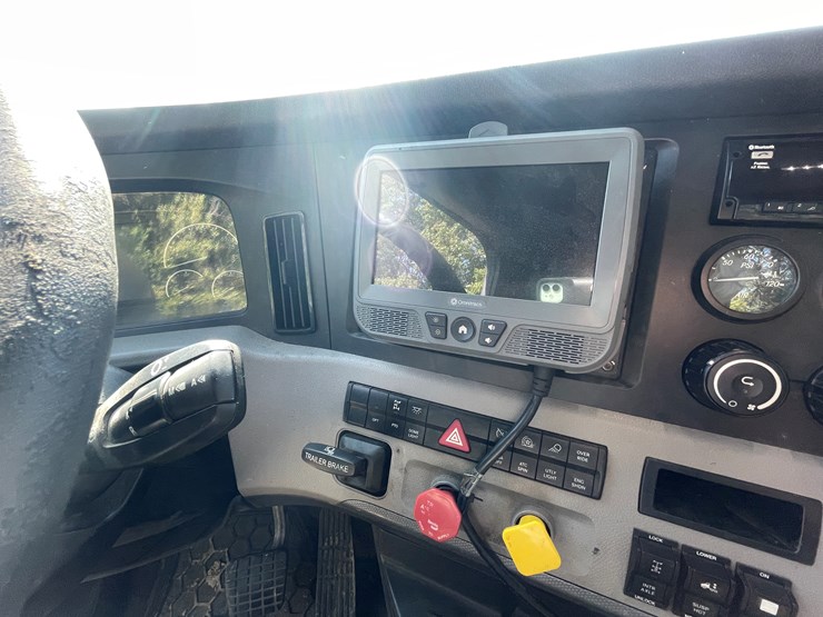 #1666-•-2019-freightliner-cascadia-semi-tractor-(title-in-delay)-image-29