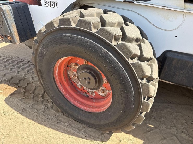2012-bobcat-s850-image-12