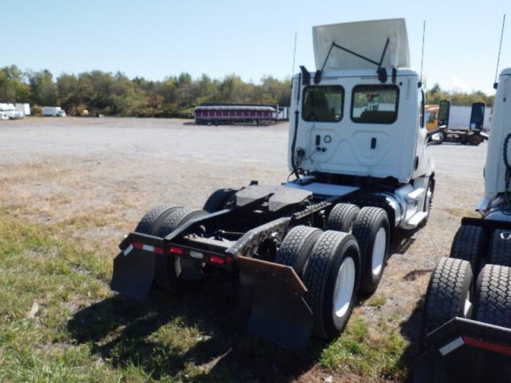 2019-freightliner-cascadia-126-image-5