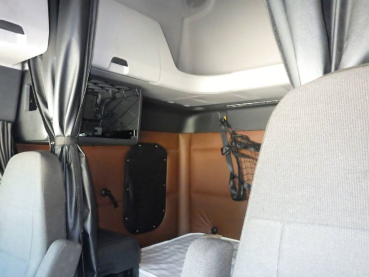 2021-freightliner-cascadia-126-image-12