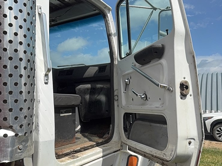 1995-ford-l9000-image-25
