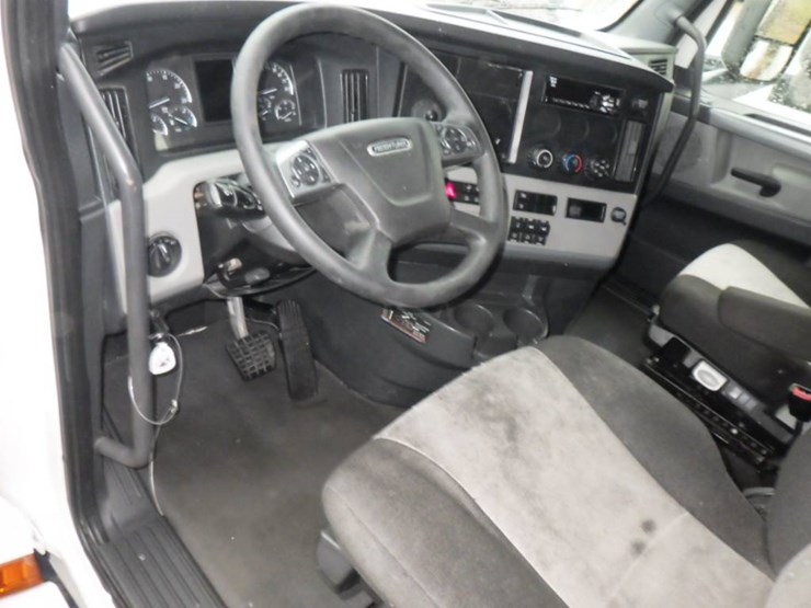 2021-freightliner-cascadia-126-image-8