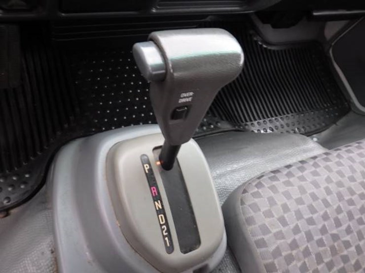2007-isuzu-npr-image-11