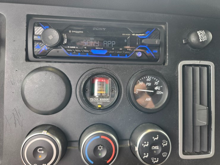 2019-freightliner-cascadia-126-image-63