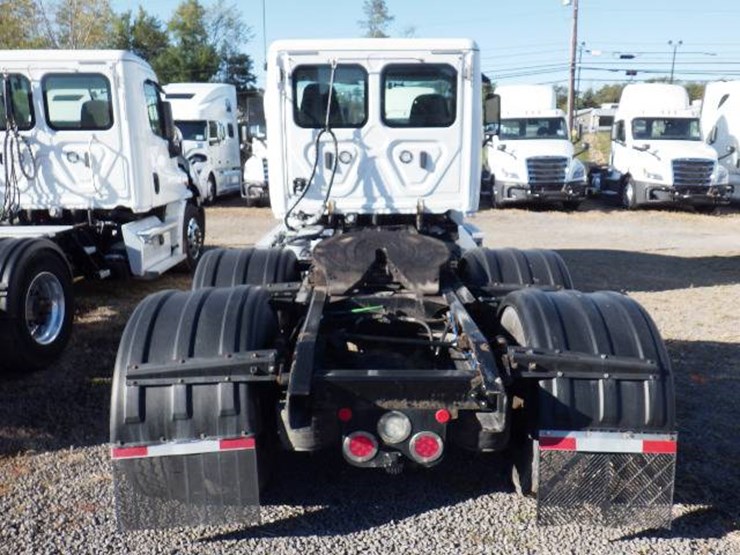2019-freightliner-cascadia-113-image-6