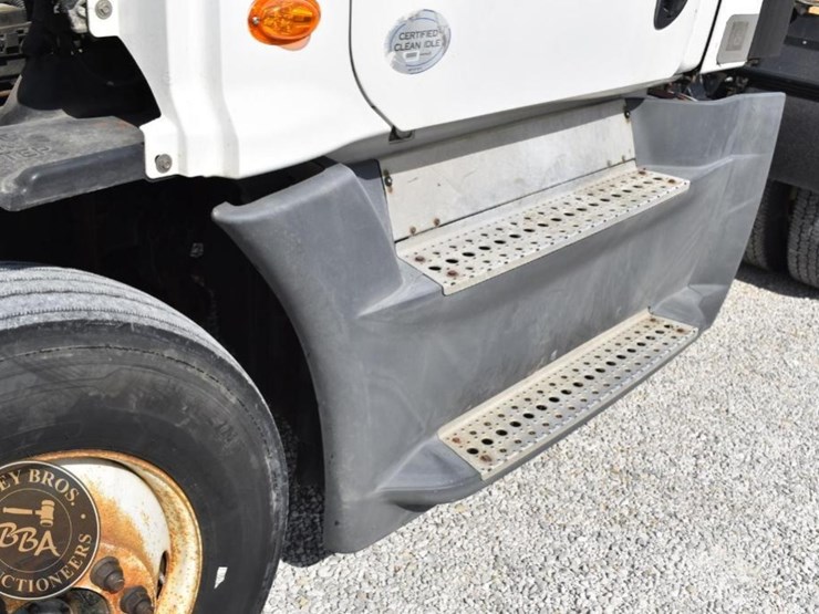 2015-freightliner-cascadia-125-image-28