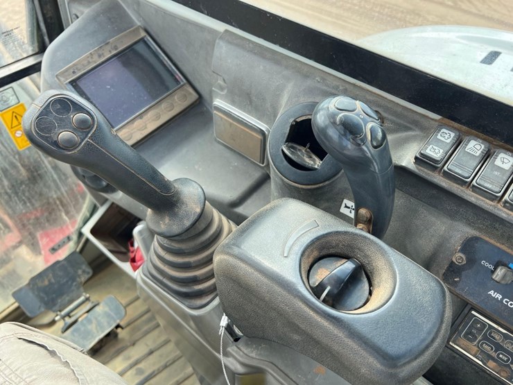 2020-takeuchi-tb240-image-30