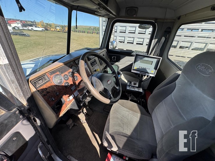 2005-peterbilt-335-image-30
