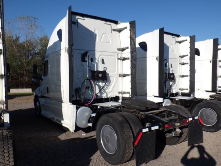 2019-freightliner-cascadia-126-image-9