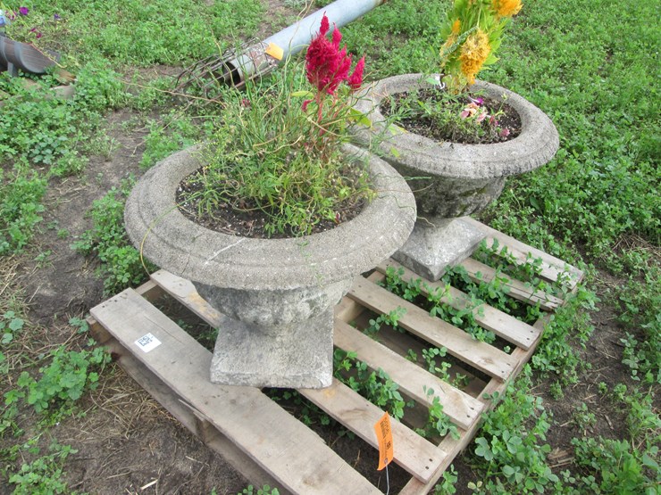 #5056-•-(2)-concrete-urns-image-1