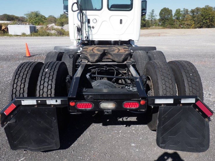 2019-freightliner-cascadia-126-image-6