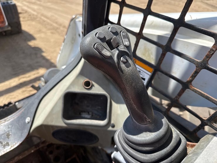 2012-bobcat-s850-image-27