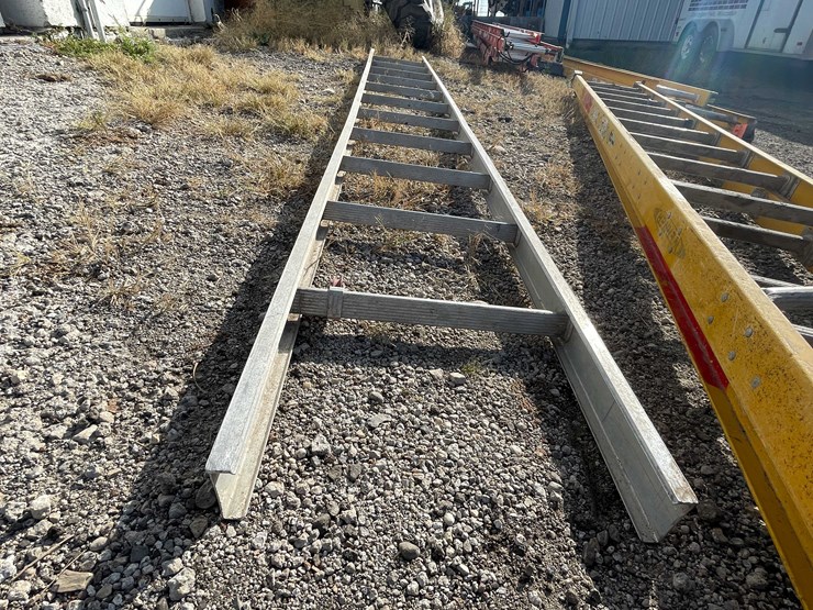 #1900-•-werner-fiberglass-extension-ladder-image-9