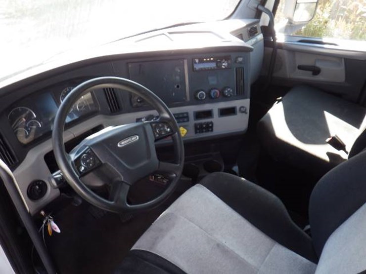 2018-freightliner-cascadia-126-image-9