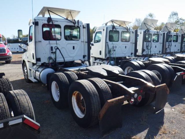 2018-freightliner-cascadia-126-image-8