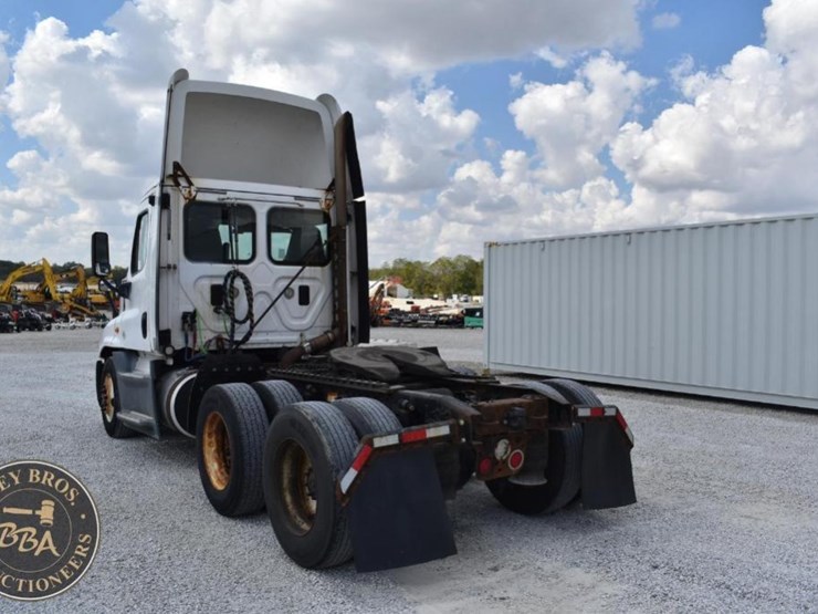 2015-freightliner-cascadia-125-image-4