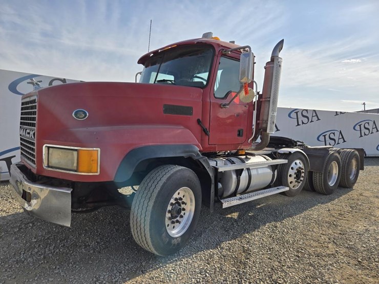 2005-mack-cl733-image-1