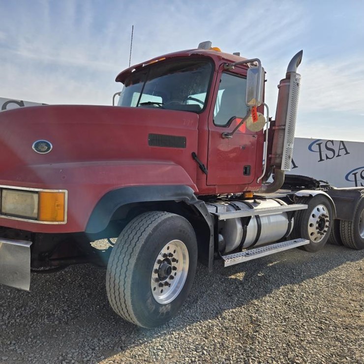 2005 MACK CL733