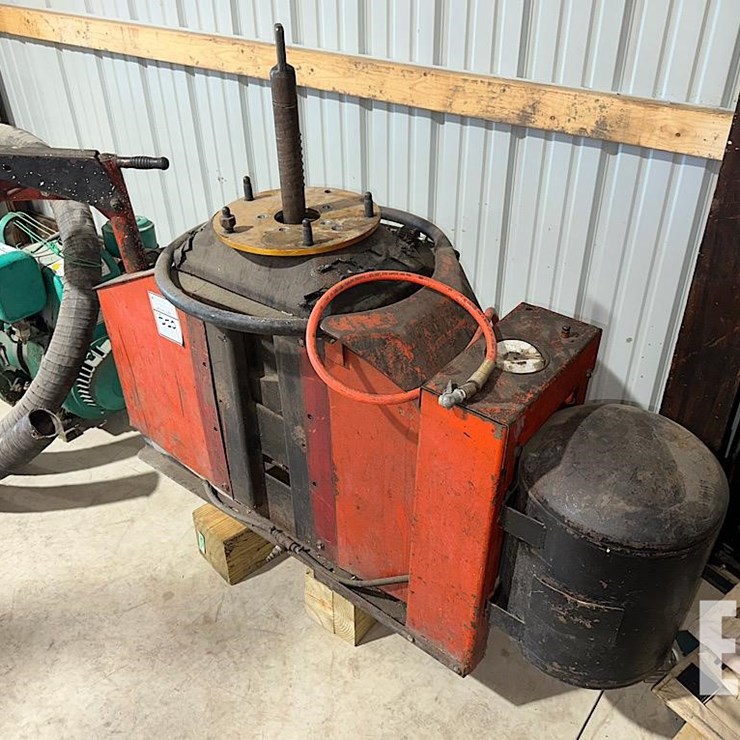 UNKNOWN TIRE MACHINE