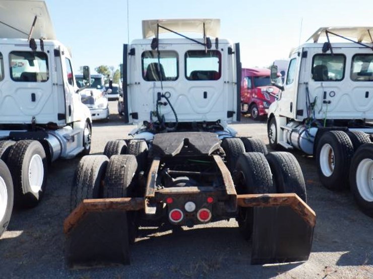 2018-freightliner-cascadia-126-image-6