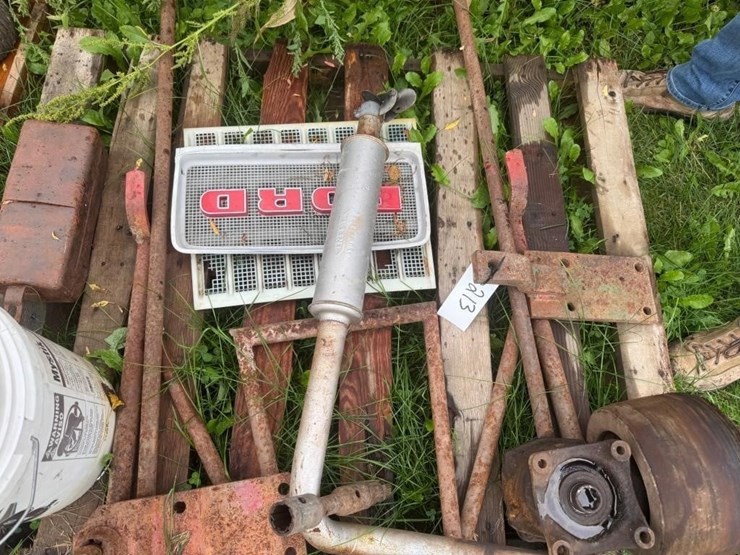 pallet-of-tractor-parts-image-3