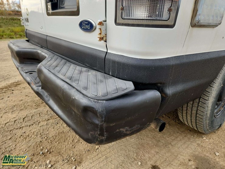 2005-ford-cargo-image-32