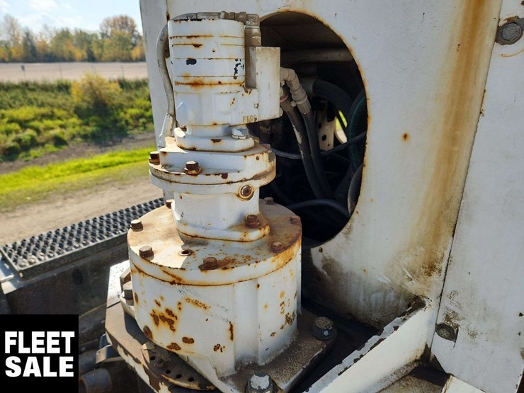 2001-freightliner-fl80-image-39