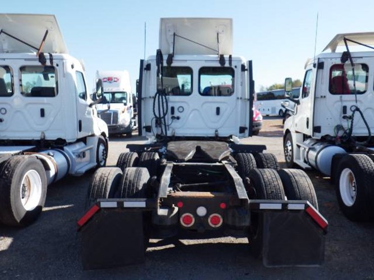 2018-freightliner-cascadia-126-image-7