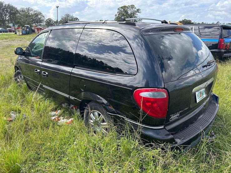 2005-chrysler-town-&-country-image-4