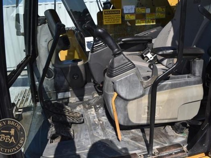 2015-caterpillar-328d-lcr-image-38